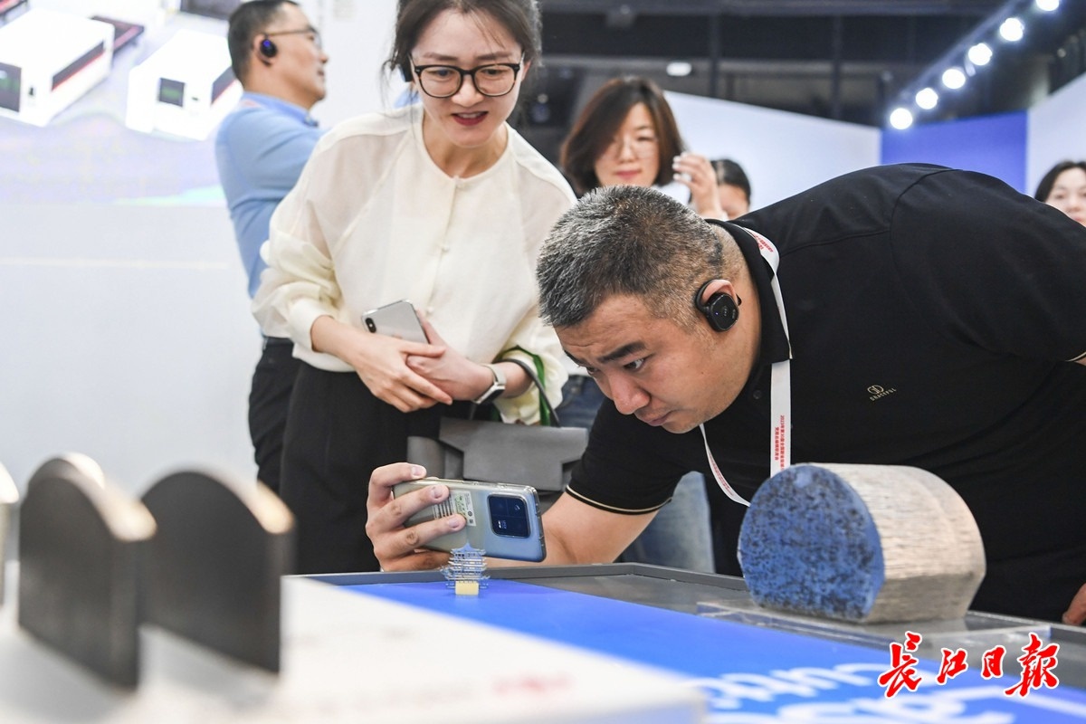 ‘总编辑看光谷’走进华工科技，领略激光技术创新魅力